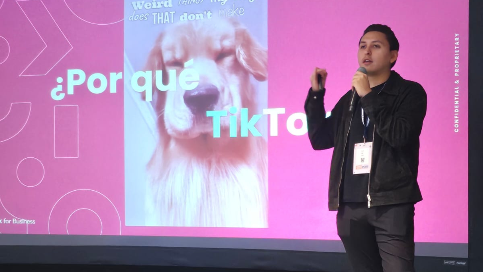 Persona hablando, mostrando presentación de TikTok; fondo rosa con texto “¿Por qué TikTok?”.