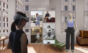 Objeto: un maniquí de pie y un panel virtual de ropa. Acción: una persona con gafas de realidad virtual selecciona conjuntos mientras el maniquí muestra una blusa y un pantalón. Contexto: un moderno apartamento luminoso con grandes ventanales con vistas a la ciudad.  Texto: presente en el panel virtual, pero demasiado pequeño o borroso en la imagen para leerse con claridad.