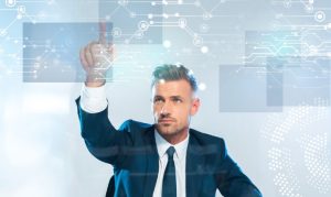 Un empresario de traje extiende la mano hacia adelante, tocando iconos de interfaz virtuales translúcidos y gráficos que simulan circuitos, sentado sobre un fondo futurista claro con nodos digitales y un motivo de mapamundi punteado.