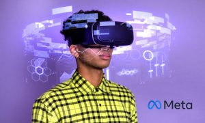 Joven con gafas de realidad virtual, mirando al frente entre elementos holográficos flotantes sobre un fondo morado; logotipo de Meta en la esquina inferior derecha. Texto: "Meta"