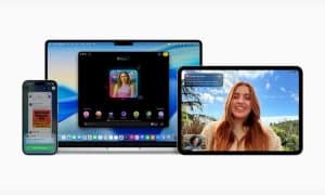 Tres dispositivos —un teléfono inteligente, una computadora portátil y una tableta— muestran una interfaz de videollamada: el teléfono inteligente muestra una vista de mensajería, la computadora portátil muestra una ventana de perfil/aplicación colorida y la tableta muestra a una mujer sonriente al aire libre. No se observa texto claramente legible.